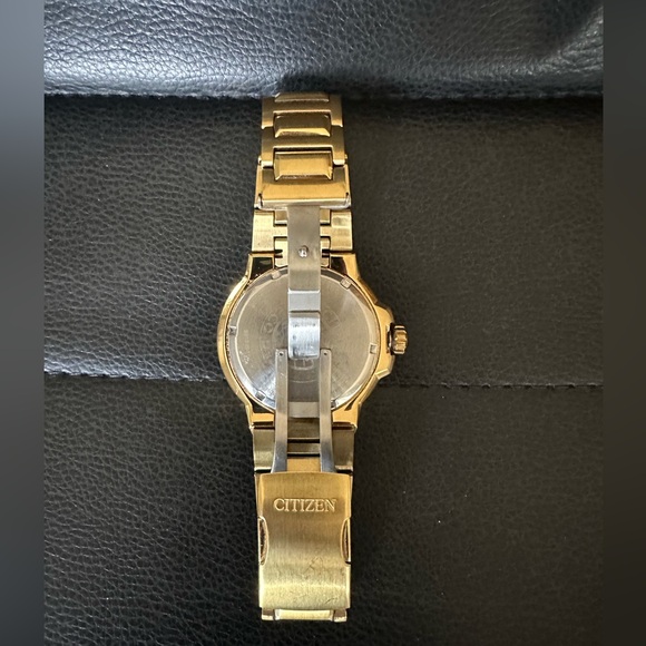 Citizen Eco-Drive WR 200 J810- S097339 Gold&Black Stainless Steel Men’s Watch - Picture 8 of 9